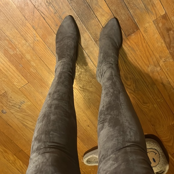 BEAUTIFUL + SEXY GRAY SUEDE OVER THE KNEE BOOTS 💋 - Picture 4 of 5